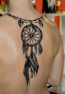  Tatouage attrape rêve soutenu par un beau collier sur le haut du dos